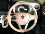 インテリアに合わせたデザインのステアリングは、運転される方のことも考え、運転しやすい形状、大きさです。是非一度、実際に触ってお確かめください。