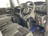 【運転席】座り心地が良いシートなので長時間の運転でも快適にお過ごしいただけます。新品のフロアマットのご注文も可能です。掲載箇所以外にご希望の写真がございましたらお気軽にお問い合わせ下さい。