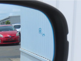 【ブラインドスポットモニター】後方を走る車を確認するための機能です。センサーによって周囲の車両を検知して、ドライバーに伝えてくれるものです。後方にある車両を検知することで、事故を防ぐ確率を高めます。