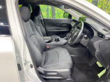 運転席まわりには十分なスペースがあり、大柄な方でもゆったり運転していただける環境です。