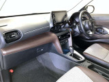 運転席周りのレイアウトをご覧ください。ナビゲーションが綺麗に装着されすっきり収まってますね!