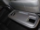 後席用の大型テーブルです!ドリンクホルダーも付いて、とても便利ですよ!!