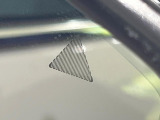 【ブラインドスポットモニタリング】走行中、ドアミラーの死角になりやすい箇所に後続車が接近するとサイドミラー付近に警告を表示、ドライバーに注意喚起をしてくれます。