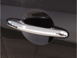 【スマートキー】車両のキーをカバンやポケットに入れたまま、お車の開閉が可能で御座います。お車の前に立ってキーを探す必要が御座いません。