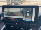 【パノラミックビューモニター】専用のカメラにより、上から見下ろしたような視点で360度クルマの周囲を確認することができます☆死角部分も確認しやすく、狭い場所での切り返しや駐車もスムーズに行えます。