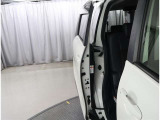 両側パワースライドドア付きだから、狭い駐車スペースなどでの 乗り降りラクラク!小さなお子さまのいるご家庭には嬉しい装備。