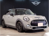 MINIのフロントグリルのデザインはイギリスで生まれた当初から、シルバーのサイドバーが折り重なった伝統的なデザインで御座います。その伝統はBMWのお車になってからでも少しずつ形を変えて守られております