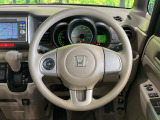 インテリアに合わせたデザインのステアリングは、運転される方のことも考え、運転しやすい形状、大きさです。是非一度、実際に触ってお確かめください。