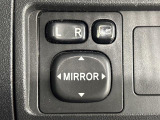 【電動格納ミラー】運転席のスイッチで、ドアミラーの開閉や角度の調整ができます。