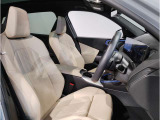 【コックピットシート】BMW車の主役席。車体中央にくる様に配置し車両重心とが一致する事でドライバーと車との一体感あるドライビングを実現。人間工学に基づき形成した形状が長時間のドライブ疲労も軽減します!