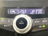 【オートエアコン】一度お好みの温度に設定すれば、車内の温度を検知し風量や温度を自動で調整。暑い&hellip;寒い&hellip;と何度もスイッチ操作をする必要はありません。快適な車内空間には必須の機能ですね♪