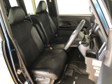 運転席の座面高さを調整できるシートリフターが付いています。フロントシートはベンチシートを採用で、座面も広く使い勝手もいいですよ♪