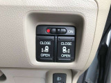 【両側電動スライドドア】狭い場所でもドアを全開にでき、チャイルドロックを使っても運転席のスイッチを操作するだけでドアの開け閉めが可能です。小さなお子様でもボタン一つでスライドドアの開閉可能です。