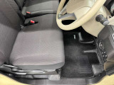 運転席シート足元です。