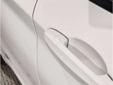 【デザインとの融合】BMWデザイナーが創り出したボディデザインを損なう事のない様に配置とデザインに拘っています。ドアノブについてもBMWの拘りに妥協はありません。