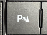 【コーナーセンサー】センサーをクルマの前方に装備しています。障害物までの距離に応じて警告音を変えてお知らせするので、縦列駐車時や駐車場・車庫などでの取り回しをサポートします。
