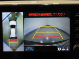 パノラミックビューモニター付きです。車両を上から見たような映像をディスプレイオーディオ画面に表示。運転席からの目視だけでは見にくい、車両周辺の状況をリアルタイムでしっかり確認できます。