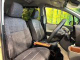 運転席まわりには十分なスペースがあり、大柄な方でもゆったり運転していただける環境です。