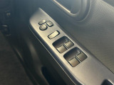 パワーウィンドウのスイッチですよ。 運転席に居ながら窓を開け閉めのコントロールできますよ。