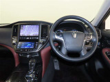 整然と纏められた操作性の良いスイッチ類。