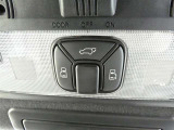 電動スライドドアのスイッチで車内からもスライドドアの開閉ができます。イージークローザー機能で半ドアになることも防止してくれます。
