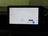 ディスプレイオーディオにナビ機能が設定されています。簡単な操作で行き先を入力することができ、音声で目的地まで案内してくれます。初めて訪れる場所も安心です。