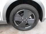 日産純正のアルミホイールが装着されてます。ボディデザインとマッチしておりカッコイイですね。