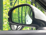 【ブラインドスポットインフォメーション】走行中、ドアミラーの死角になりやすい箇所に後続車が接近するとサイドミラー付近に警告を表示、ドライバーに注意喚起をしてくれます。