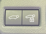 【パワーバックドア】スマートキーや運転席のボタンを押すだけでリアゲートが自動で開閉します!荷物を持っている時や、高い位置にあるバックドアを閉める際に便利な機能です♪