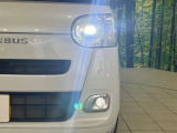 【LEDヘッドライト】悪天候や夜間走行時も良好な視界を確保し安心して運転できる高輝度LEDヘッドライトを装備!点灯速度が早く、消費電力も抑えられています。