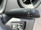 【オートライト(AUTO)】外の明るさをシステムが感知して、自動でヘッドライトが点灯します。ヘッドライトをつけ忘れを防ぐ便利機能です。