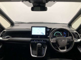 シンプルながら機能性あふれる運転席廻りです。視界性もよく、運転しやすいですよ。
