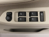 パワーウィンドウのスイッチです。 運転席に居ながら助手席の窓を開け閉めできるので便利ですよ。 ロック機能も付いてるので子供がイタズラして窓を開けるという事もできなくできますよ。