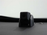 ダッシュボードに設置されたカメラは、後方を含めた車両周辺を映し出す周辺環境録画カメラです。