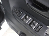 運転席ドアにはパワーウィンドウスイッチが集約され、ドアミラー調整スイッチも装備!1か所で簡単に操作が可能です!