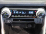 左右独立温度コントロールフルオートエアコンです。運転席、助手席それぞれで独立して温度設定ができます。冷え性の方が乗っても安心ですね♪