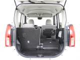 後部座席を倒すことで荷室をさらに広く使うことが出来ます!旅行やレジャーにも活躍が期待できます!!