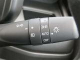 周囲の明るさに応じて自動でヘッドライトの点灯・消灯が出来る機能です。トンネル通過時にライトの付け忘れ・消し忘れが無くなり雨の日や夕方の走行も安心・安全ですね♪