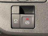 指先だけで簡単に操作が可能な電動パーキングブレーキを採用。「HOLD」スイッチを押すと、渋滞や信号待ちなどでブレーキペダルから足を離しても、ブレーキを保持するので安心です