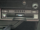 【ETC2.0(DSRC/ITSスポット)】ETCカードを挿入すれば料金所はノンストップで通過できます。ETC限定の割引や、高速道路の情報提供サービスを利用できます。