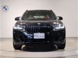 【BMWの伝統】BMWの特徴的な&ldquo;キドニーグリル&rdquo;は、80年以上続く伝統の形でございます。変わらないこだわりのデザインが、プレミアムブランド&ldquo;BMW&rdquo;を創り出します。