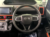 インテリアに合わせたデザインのステアリングは、運転される方のことも考え、運転しやすい形状、大きさです。是非一度、実際に触ってお確かめください。