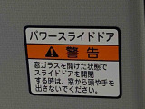 見た目が大事!な外装はぴかっとキレイに磨いており、経年のくすみもよみがえっております。ヘッドライトやドア周辺を磨く際にはマスキングテープを使用して保護しながら丁寧に作業をしております。