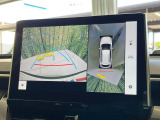 【パノラミックビューモニター】専用のカメラにより、上から見下ろしたような視点で360度クルマの周囲を確認することができます☆死角部分も確認しやすく、狭い場所での切り返しや駐車もスムーズに行えます。