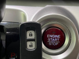 【キーフリーシステム】カバンやポケットに入れたままでもドアの施錠・解錠が可能なスマートキーを装備。エンジンのオン・オフ時もカギを取り出す必要が無いからとっても便利です♪