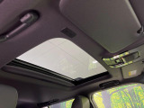 【サンルーフ】開放感たっぷりの希少装備、サンルーフが装着されています!車内に明かりを取り入れたり景色を楽しむ以外にも、車内の空気も簡単に換気できて快適です!