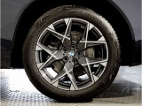 【BMWアロイホイル】軽量かつ強度に拘ったアロイホイル。走行性能ポテンシャルを引き出す設計。車の足元を引き締めてくれる大きなポイントはアロイホイルです。