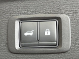 【パワーバックドア】スマートキーや運転席のボタンを押すだけでリアゲートが自動で開閉します!荷物を持っている時や、高い位置にあるバックドアを閉める際に便利な機能です♪