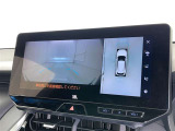 パノラミックビューモニターシステムが付いているので車の上から見た映像が確認できますよ。 一目で車両周辺の情報を確認できますが、直接安全をご確認下さい。