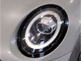 【LEDヘッドライト】先進のLEDテクノロジーを採用。放射される白色光の周波特性は太陽光に近く、バイキセノン・ヘッドライトを上回るコントラストで更に明るく輝きます!